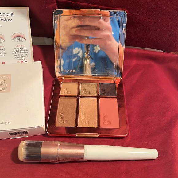 Ever Cheek & Eye -Pallette “Out the Door” - Picture 4 of 9